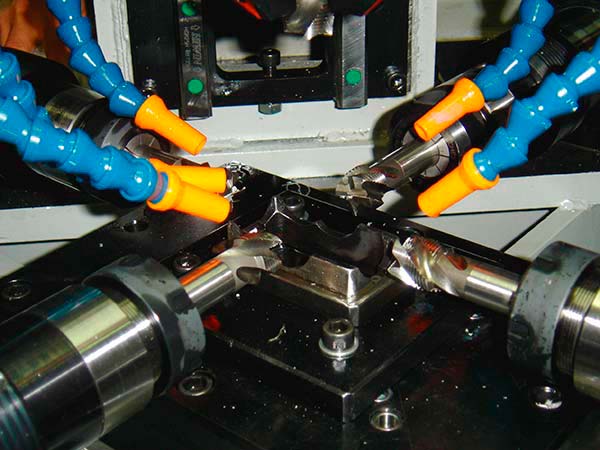 Furadeira e rosqueadeira automática